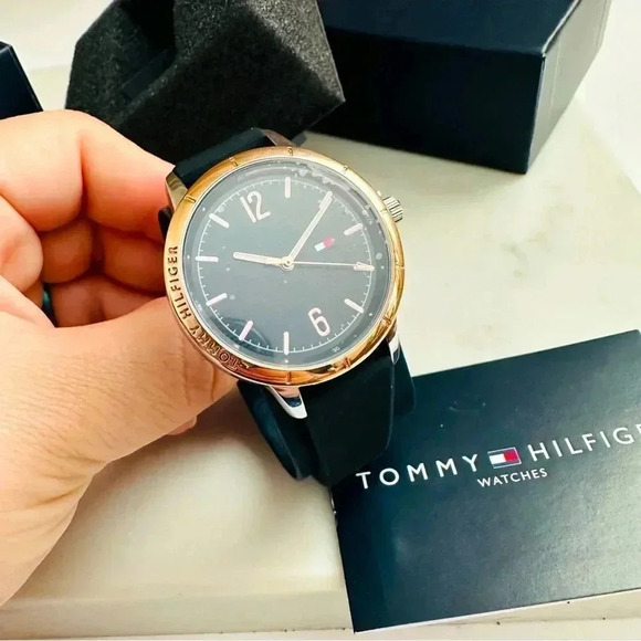 NIB Tommy Hilfiger Unisex Silicon Watch - Picture 4 of 7